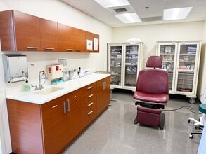 1 W Lakeshore Dr, Birmingham, AL for lease Interior Photo- Image 2 of 10