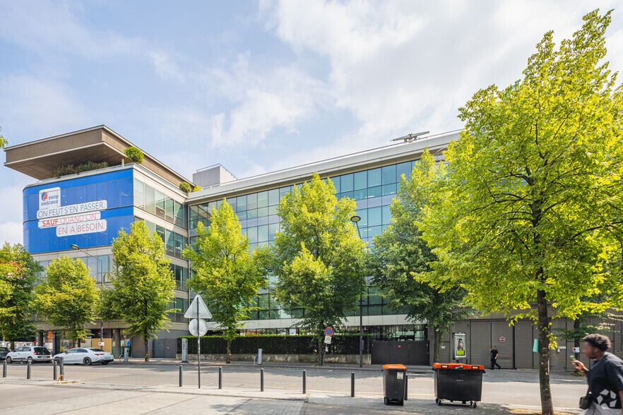 Office in Saint-Denis for lease - Building Photo - Image 2 of 3