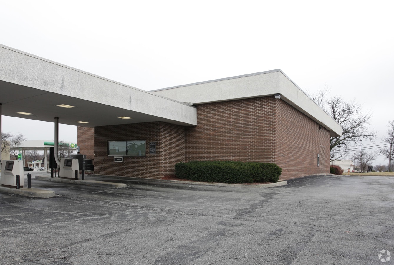 666 E Red Bridge Rd, Kansas City, MO 64131