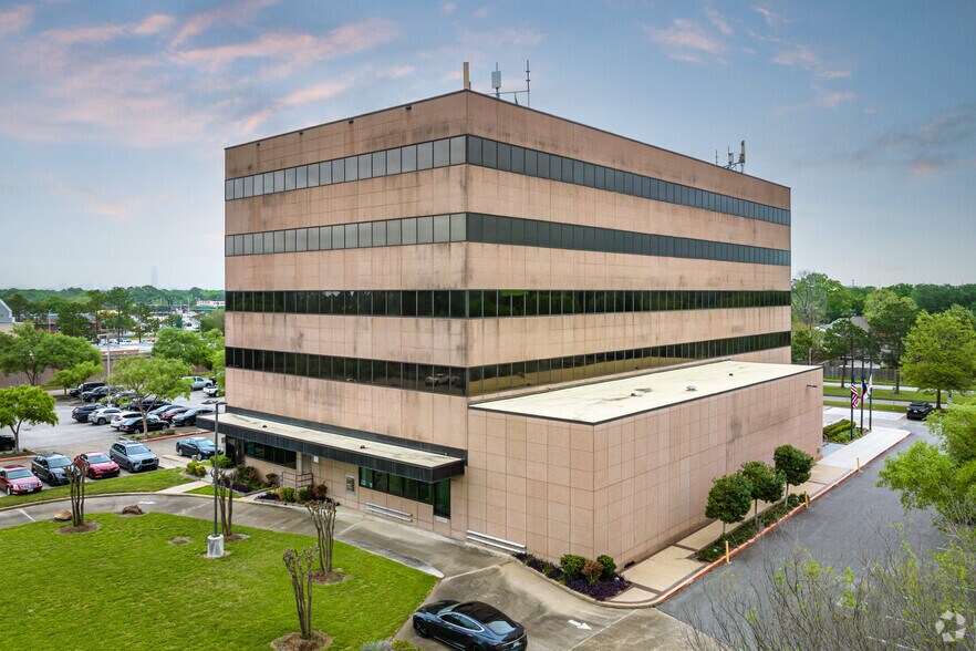 9660 Hillcroft St, Houston, TX for lease - Building Photo - Image 2 of 5