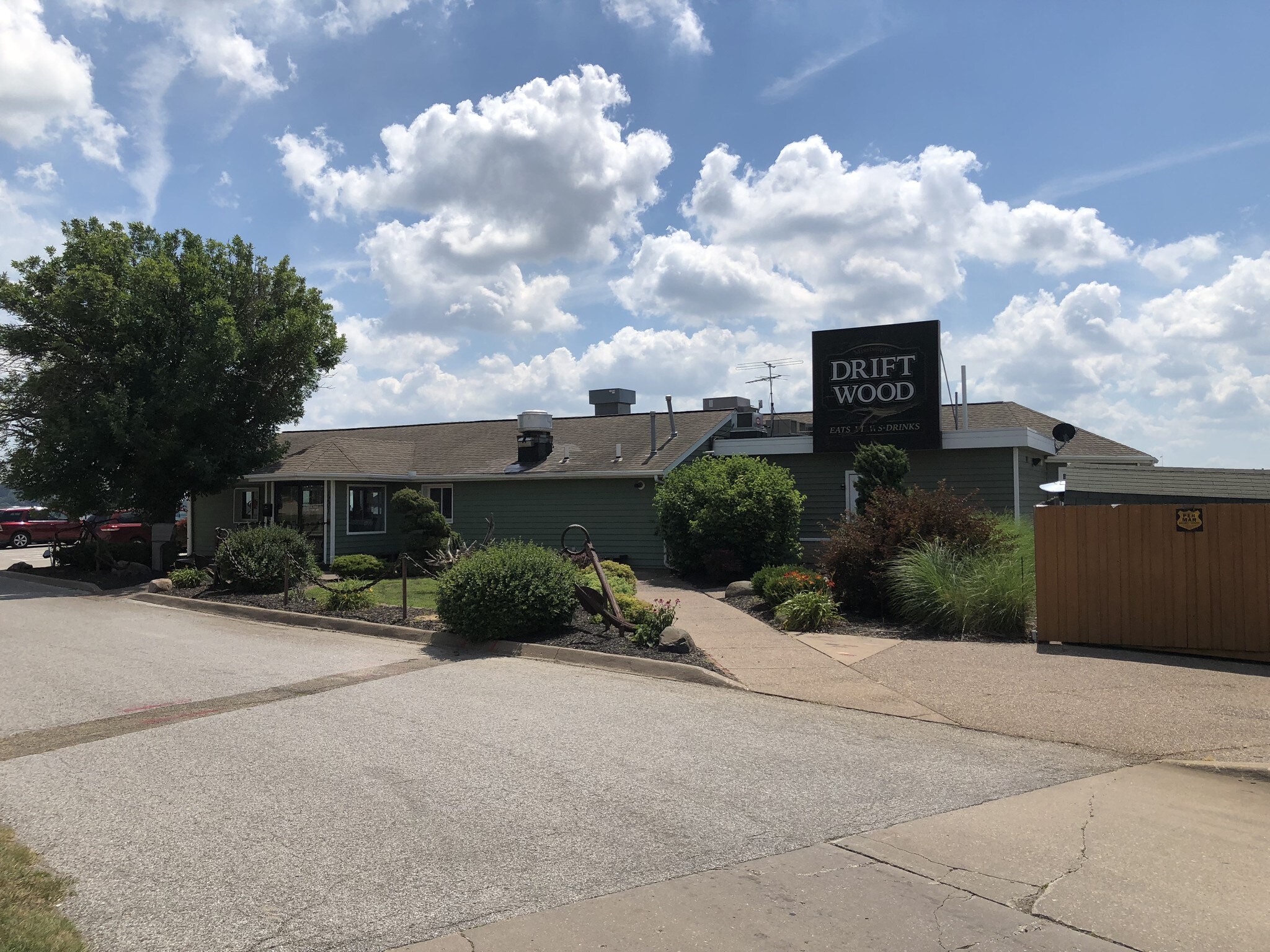 1201 E River Dr, Davenport, IA for sale Building Photo- Image 1 of 1