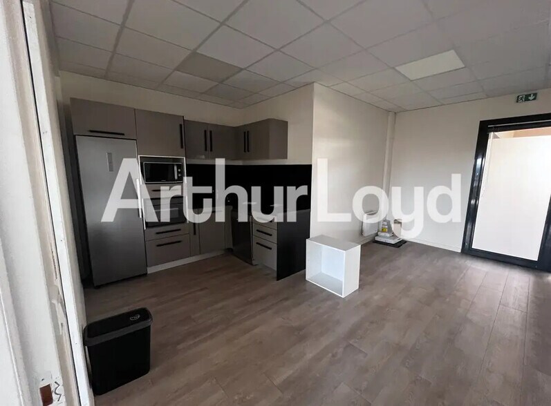 Office in Caen for lease - Interior Photo - Image 2 of 4