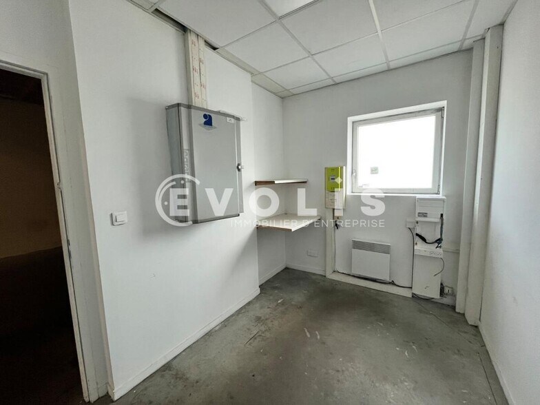 3 Rue Copernic, Le Haillan for lease - Interior Photo - Image 2 of 8