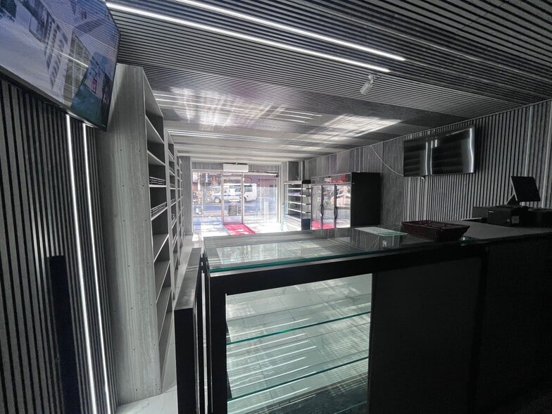 219 W 14th St, New York, NY for lease - Building Photo - Image 3 of 16