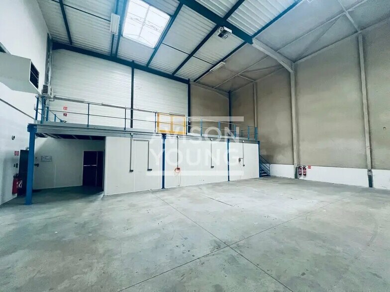 Flex in Saint-Denis for lease - Building Photo - Image 3 of 13