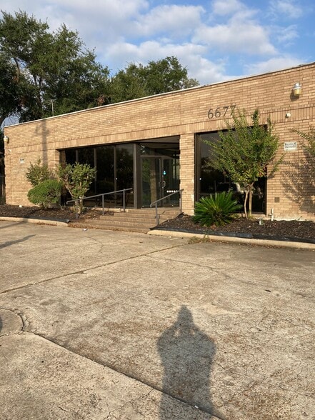 6677 Rookin St, Houston, TX for lease - Building Photo - Image 1 of 15