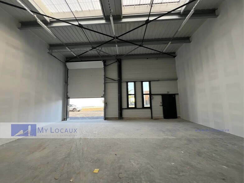 Industrial in Stains for lease - Interior Photo - Image 2 of 8