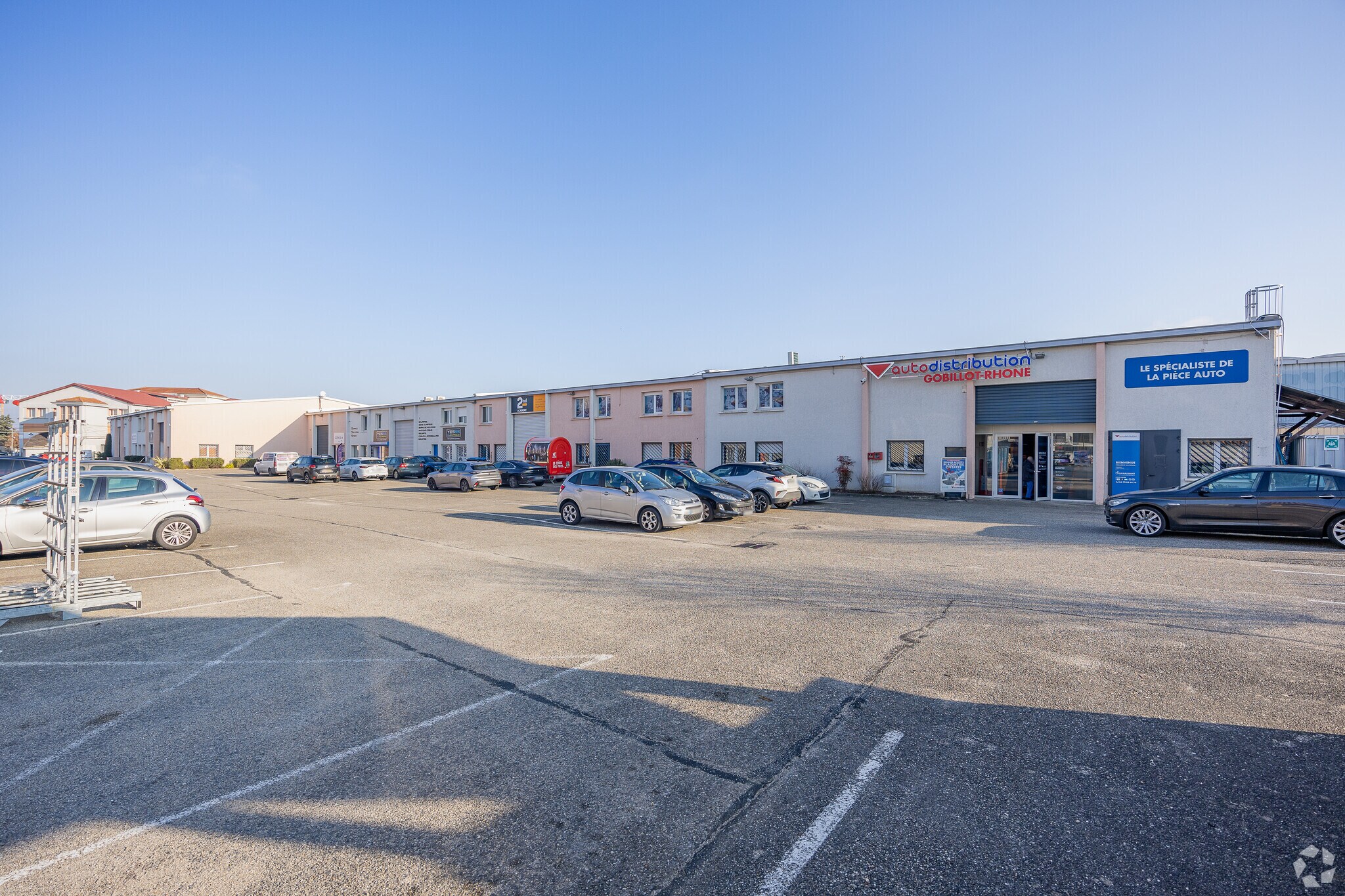 Flex in Décines-Charpieu for lease Building Photo- Image 1 of 25
