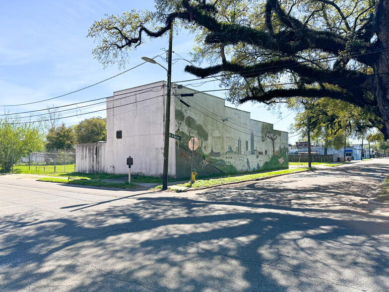 561 Saint Francis St, Mobile, AL for lease - Building Photo - Image 1 of 12