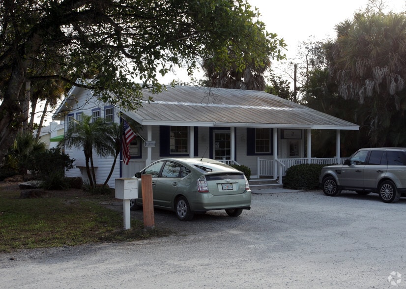 1037 Periwinkle Way, Sanibel, FL for sale - Primary Photo - Image 1 of 3