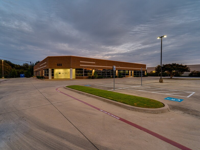 689 Airport Fwy, Hurst, TX for lease - Building Photo - Image 3 of 19