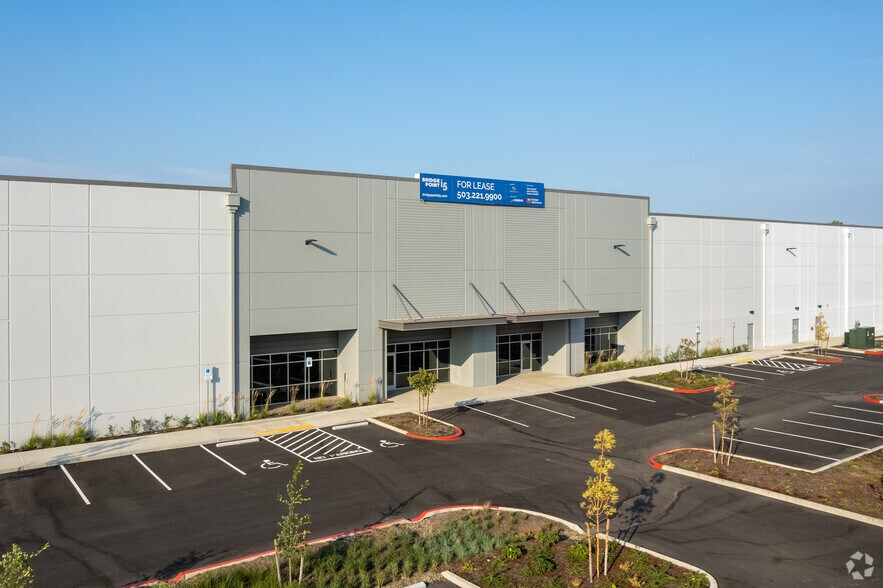 701 NE Columbia Blvd, Portland, OR for lease - Building Photo - Image 1 of 6