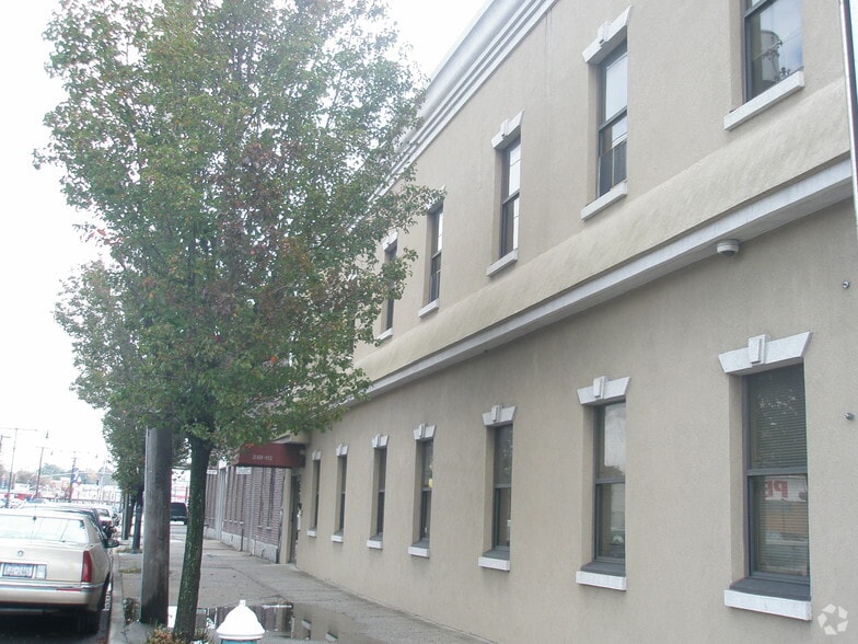 249-02 Jericho Tpke, Floral Park, NY for sale - Primary Photo - Image 1 of 1