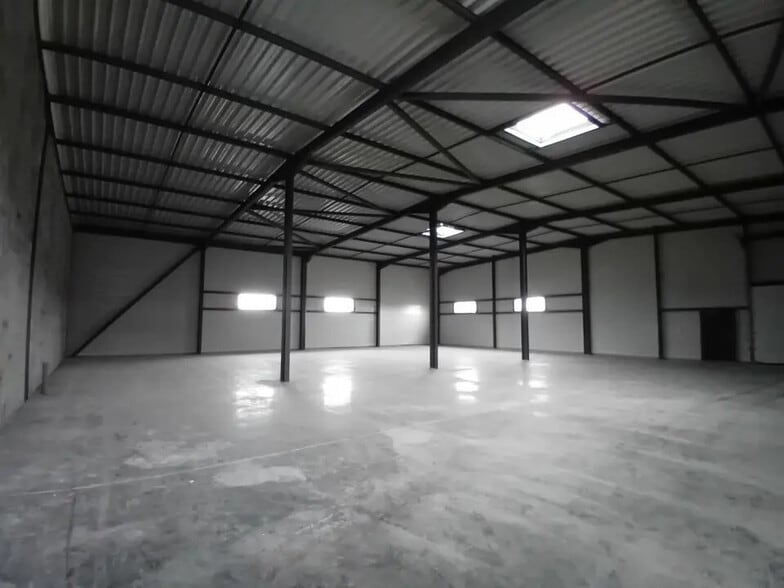 Retail in Sennecey-le-Grand for lease - Interior Photo - Image 1 of 3