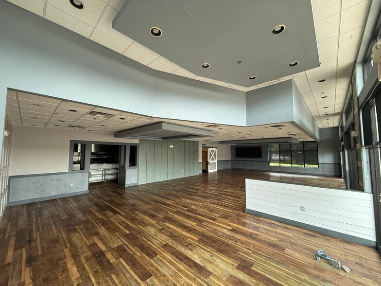 4045-4055 Tyrone Blvd, Saint Petersburg, FL for lease - Building Photo - Image 3 of 10