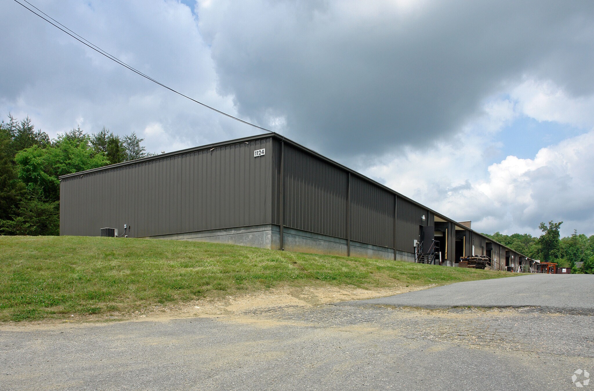 1124 Roberts Ln, High Point, NC for sale Primary Photo- Image 1 of 1