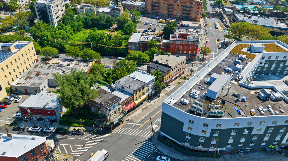 Victory Blvd portfolio of 2 properties for sale on LoopNet.com - Building Photo - Image 3 of 6