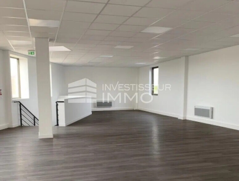 Flex in Stains for sale - Interior Photo - Image 2 of 6