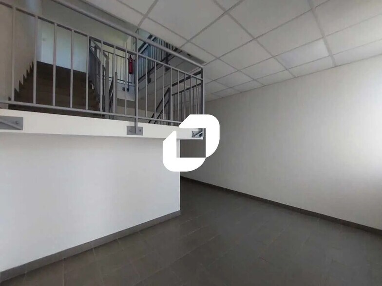 Flex in Coignières for lease - Interior Photo - Image 1 of 12