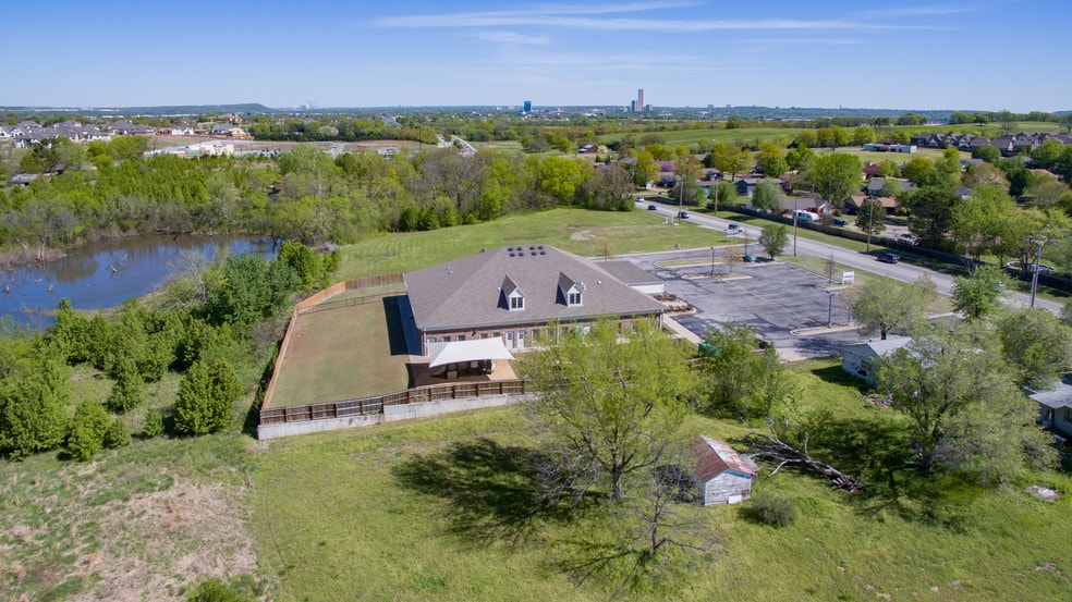 11302 S Elm St, Jenks, OK for lease - Building Photo - Image 3 of 5
