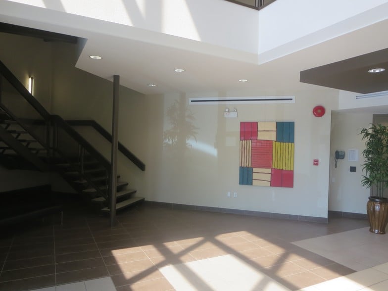 2912 Memorial Dr SE, Calgary, AB for lease - Interior Photo - Image 2 of 7