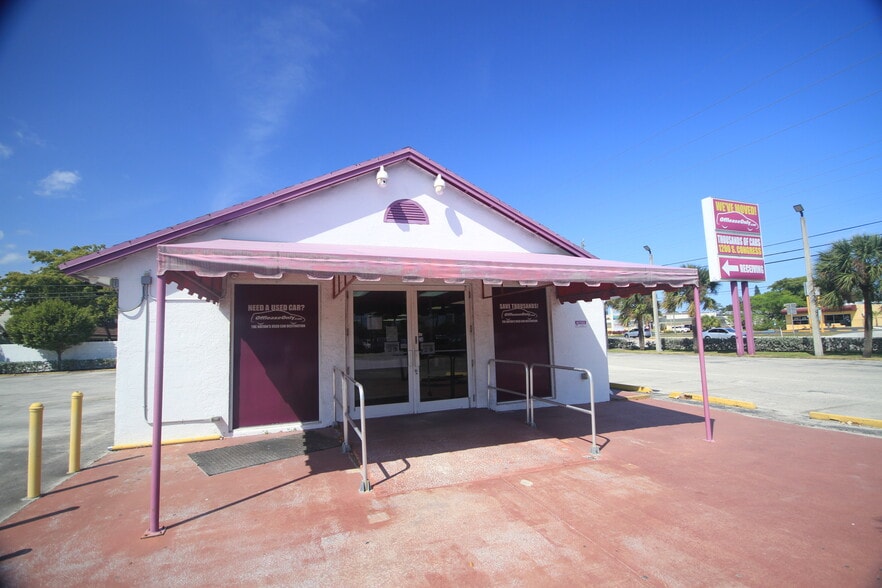 1575-1589 S Military Trl portfolio of 2 properties for sale on LoopNet.com - Primary Photo - Image 1 of 2