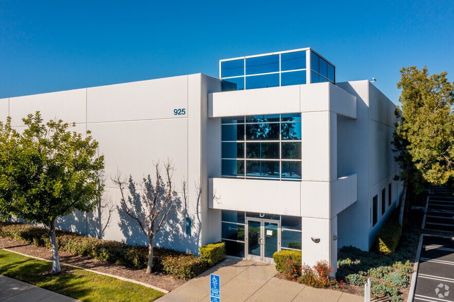 925 W Lambert Rd, Brea, CA for lease - Primary Photo - Image 1 of 6