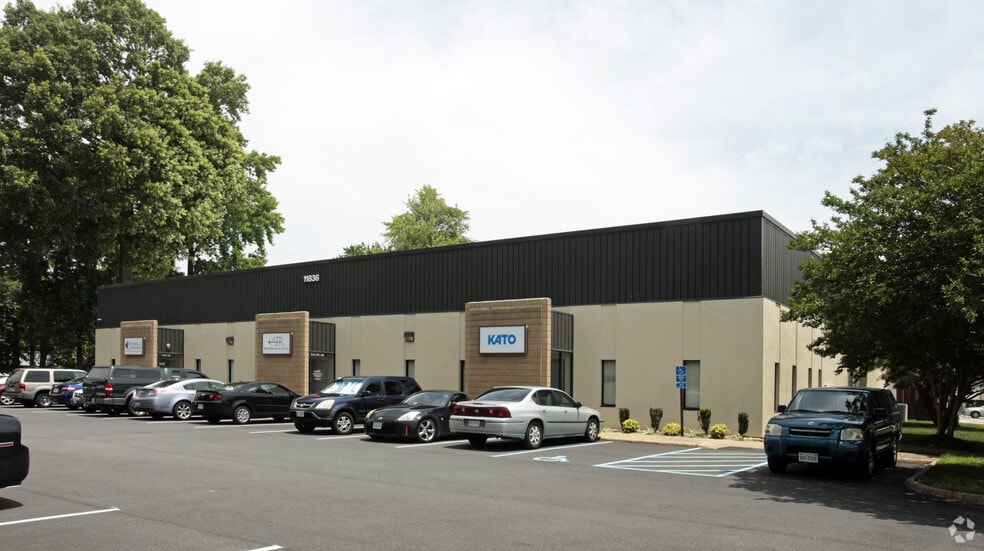 11836 Fishing Point Dr, Newport News, VA for lease - Primary Photo - Image 1 of 3