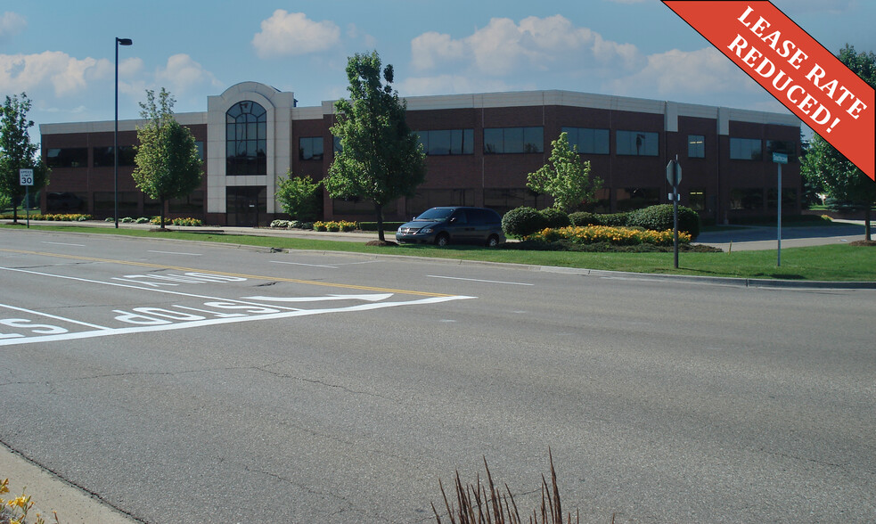 13900 Lakeside Cir, Sterling Heights, MI for lease - Building Photo - Image 1 of 3