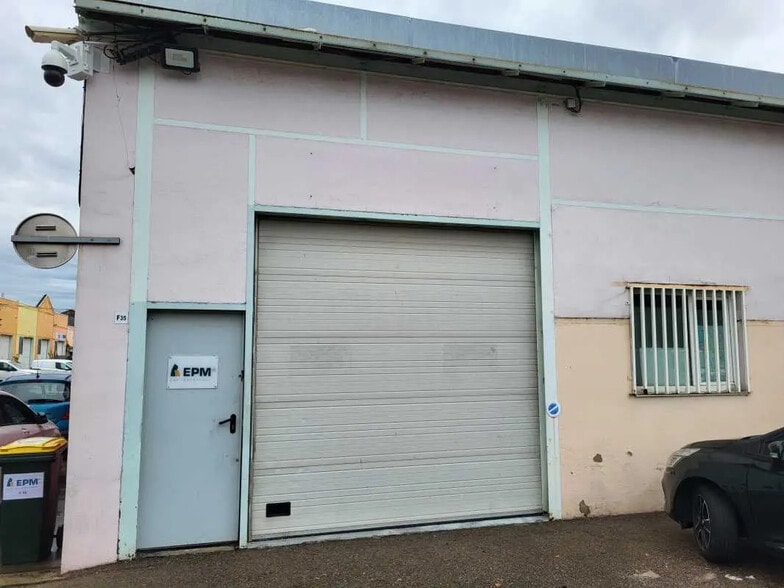 Office in Vénissieux for lease - Building Photo - Image 2 of 4