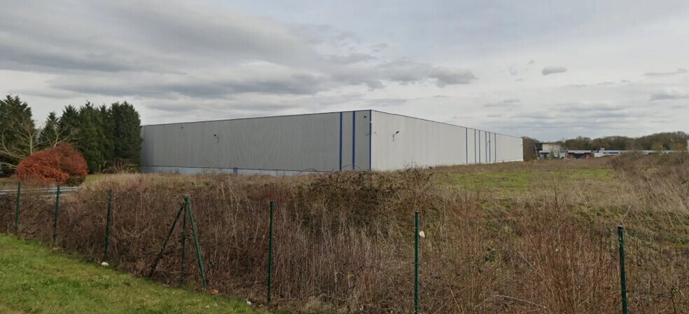 Industrial in Allonne for lease - Building Photo - Image 1 of 6