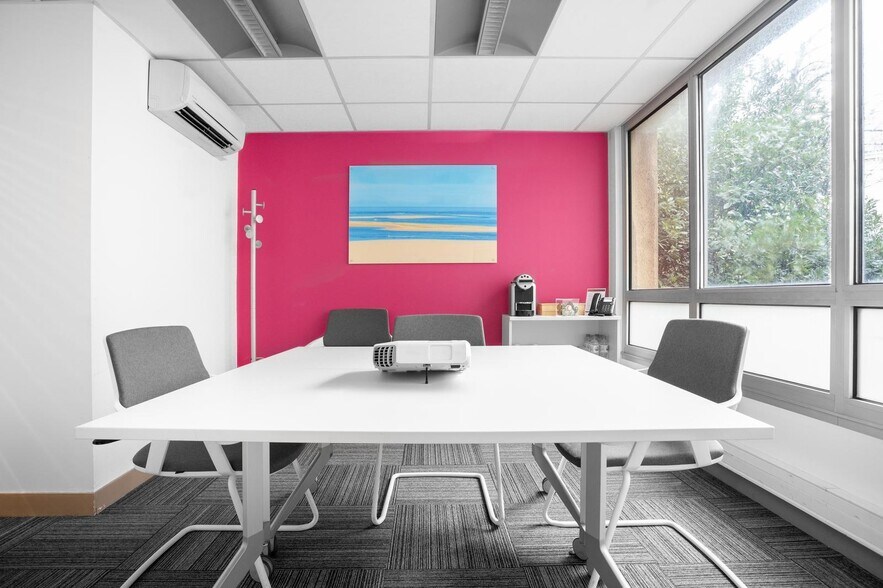 81 Boulevard Pierre 1er, Le Bouscat for lease - Interior Photo - Image 1 of 16