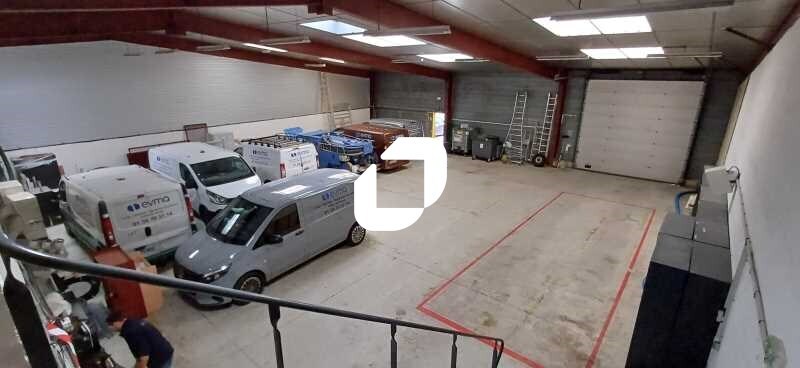 Flex in Ecquevilly for lease - Building Photo - Image 2 of 10