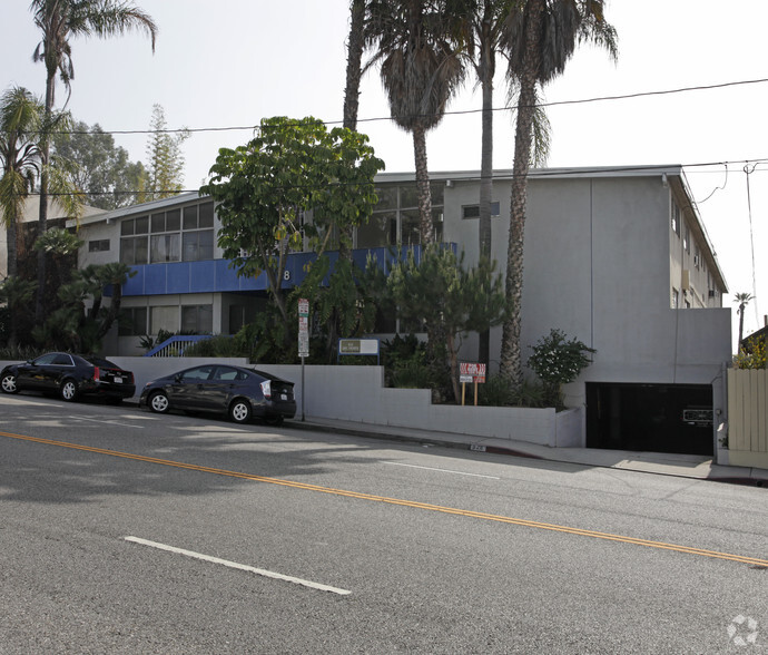 928 N San Vicente Blvd, West Hollywood, CA for sale - Primary Photo - Image 1 of 12