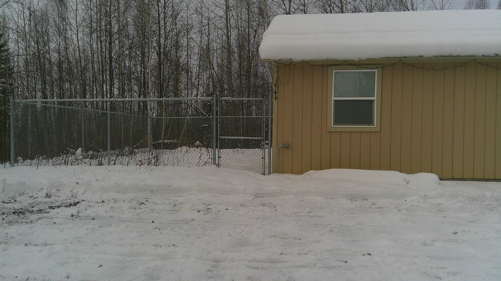 689 Whitney Dr, Fairbanks, AK for lease - Building Photo - Image 3 of 13