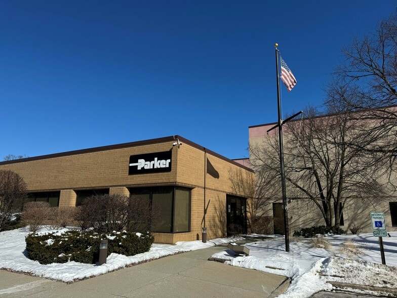 595 Schelter Rd, Lincolnshire, IL for sale - Building Photo - Image 1 of 8