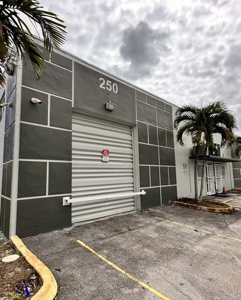 270 W 79th Pl, Hialeah, FL for lease - Building Photo - Image 2 of 8