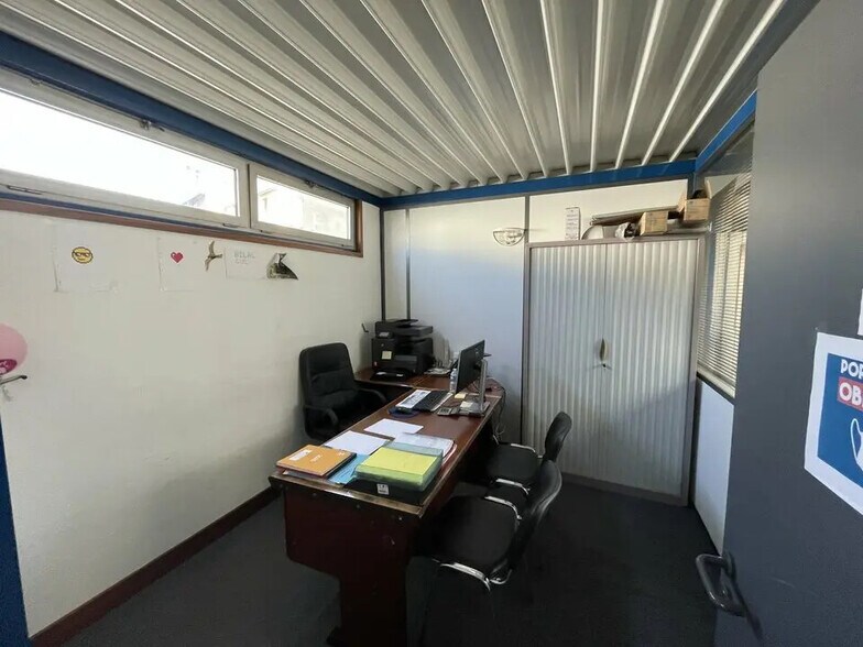 Flex in La Courneuve for lease - Interior Photo - Image 2 of 9