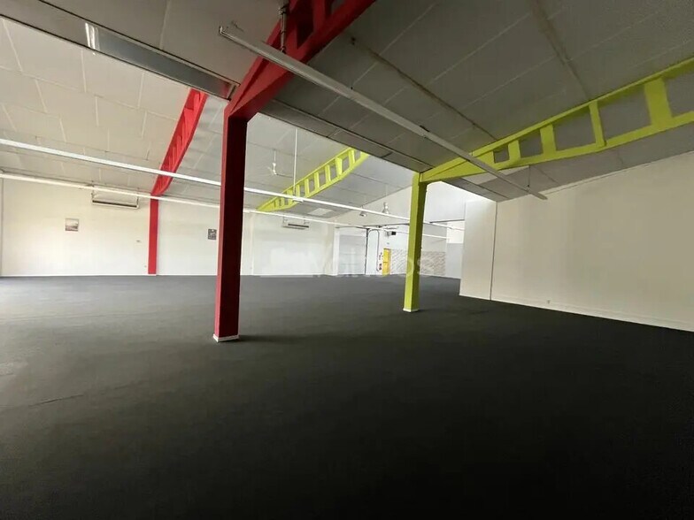 Flex in Montauban for lease - Interior Photo - Image 2 of 6