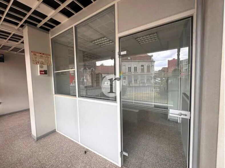 Retail in Roubaix for lease - Interior Photo - Image 2 of 3