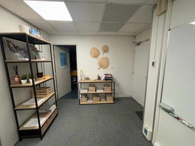 Office in Aix-en-Provence for lease - Interior Photo - Image 3 of 5