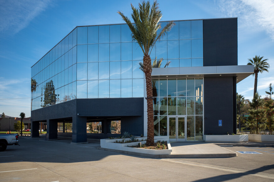 1533 Spruce St, Riverside, CA for lease - Building Photo - Image 1 of 4