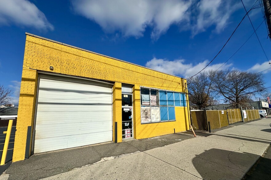 1065 Front St, Uniondale, NY for lease - Building Photo - Image 1 of 8