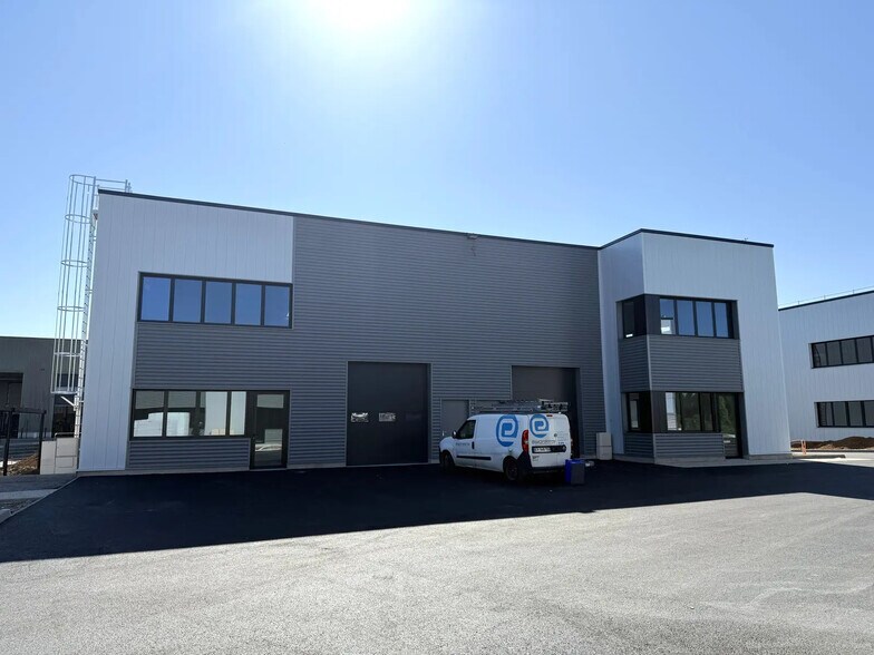 Flex in OULLINS-PIERRE-BÉNITE for lease - Building Photo - Image 2 of 9
