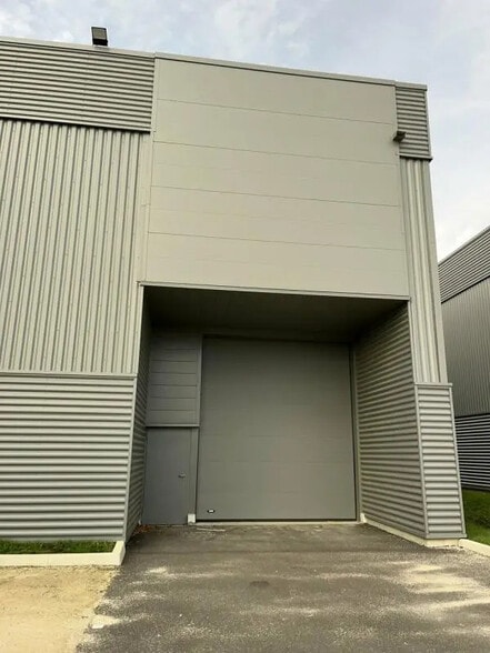 Flex in Chanteloup-en-Brie for sale - Building Photo - Image 1 of 11