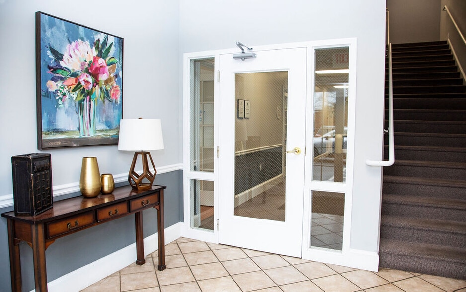 1290 Kennestone Circle portfolio of 2 properties for sale on LoopNet.com - Building Photo - Image 2 of 10