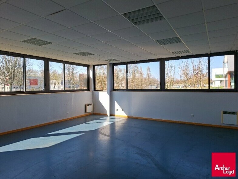 Flex in Le Mans for lease - Interior Photo - Image 2 of 6