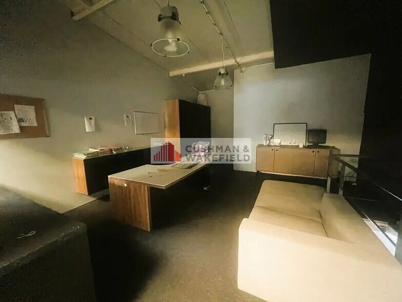 Retail in Nîmes for lease - Interior Photo - Image 2 of 2