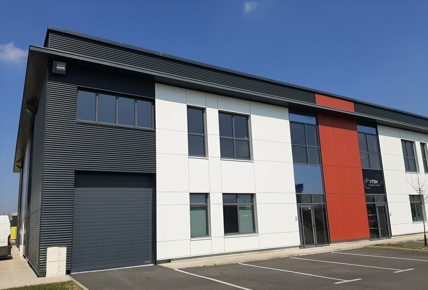 Flex in Lieusaint for lease - Primary Photo - Image 1 of 1