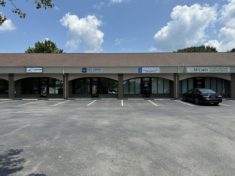 624-630 Dolly Parton Pky, Sevierville, TN for lease - Building Photo - Image 2 of 7